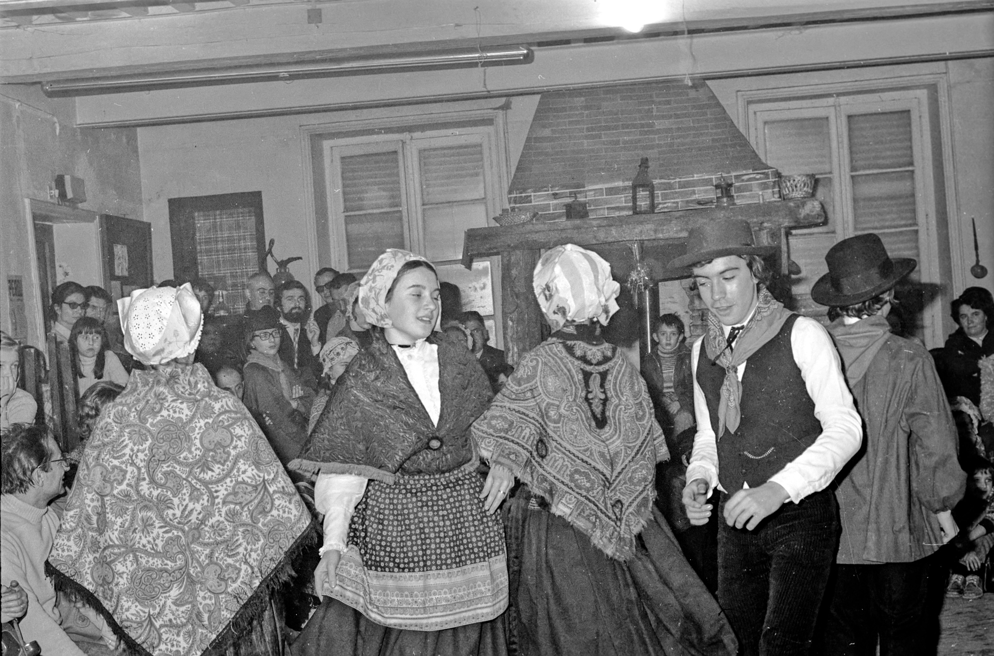 Groupe chant et danse folklorique à l'occasion du jumelage des Martres-de-de-Veyre avec la ville canadienne de Wynyard, décembre 1972