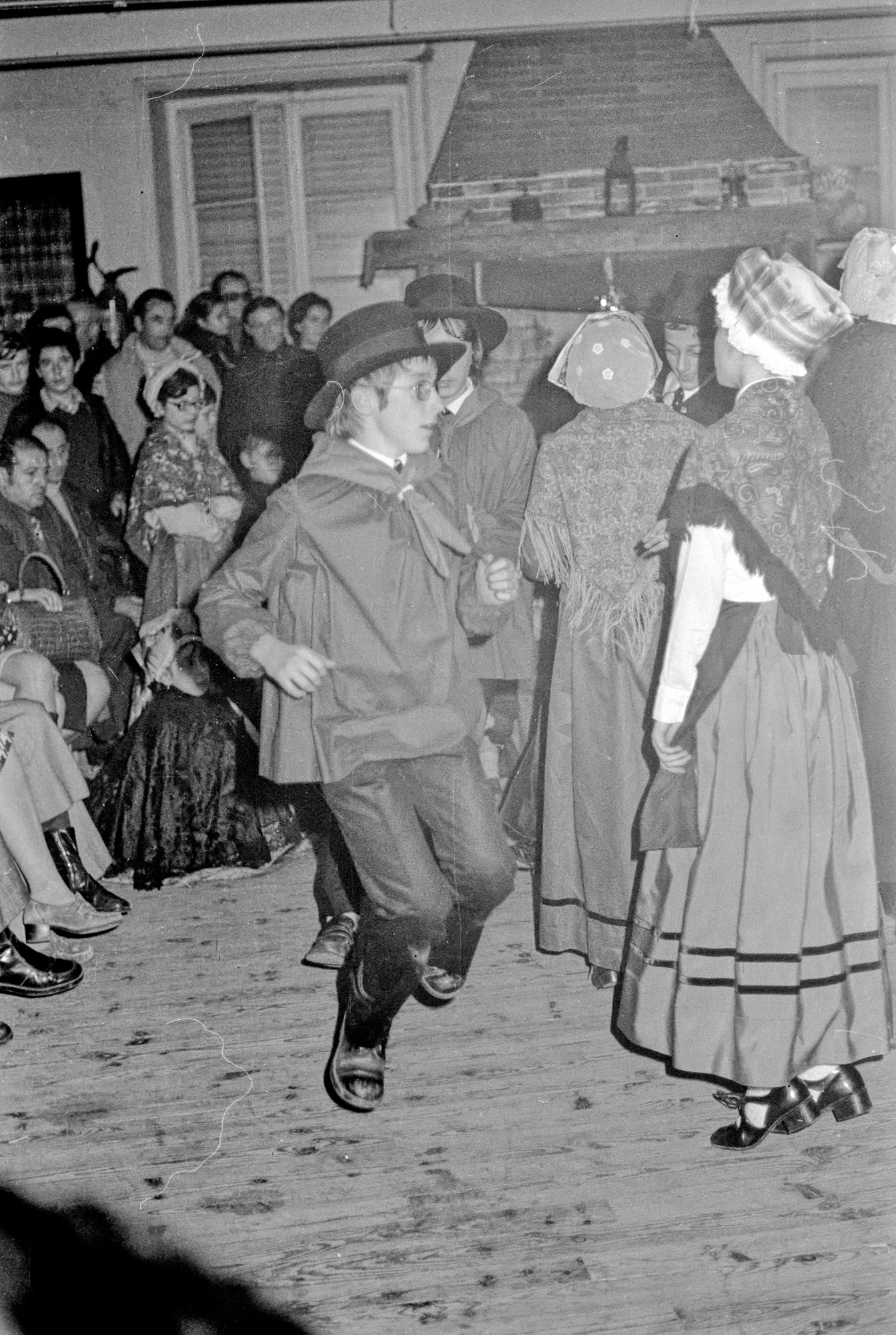 Groupe chant et danse folklorique à l'occasion du jumelage des Martres-de-de-Veyre avec la ville canadienne de Wynyard, décembre 1972