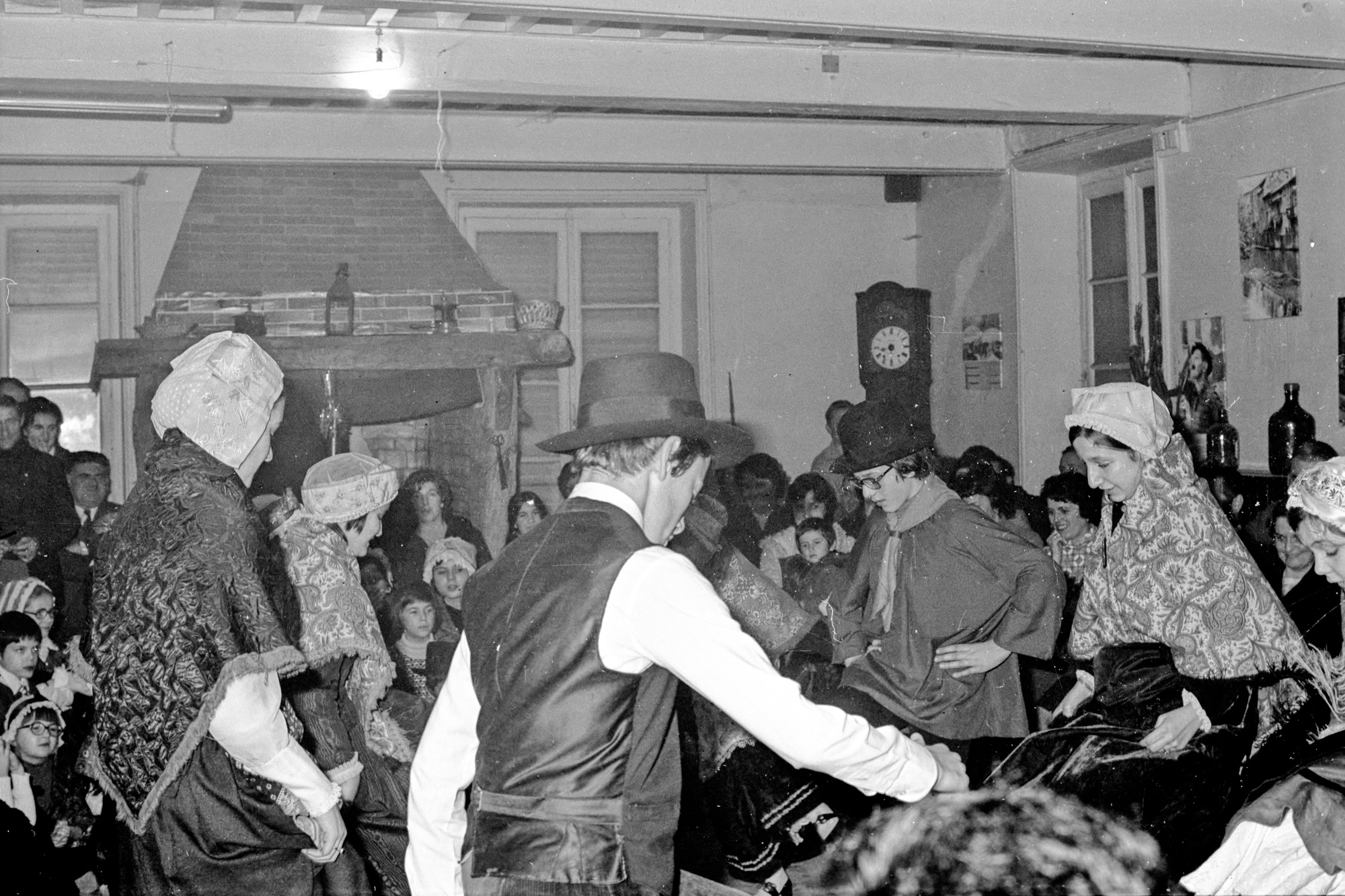 Groupe chant et danse folklorique à l'occasion du jumelage des Martres-de-de-Veyre avec la ville canadienne de Wynyard, décembre 1972