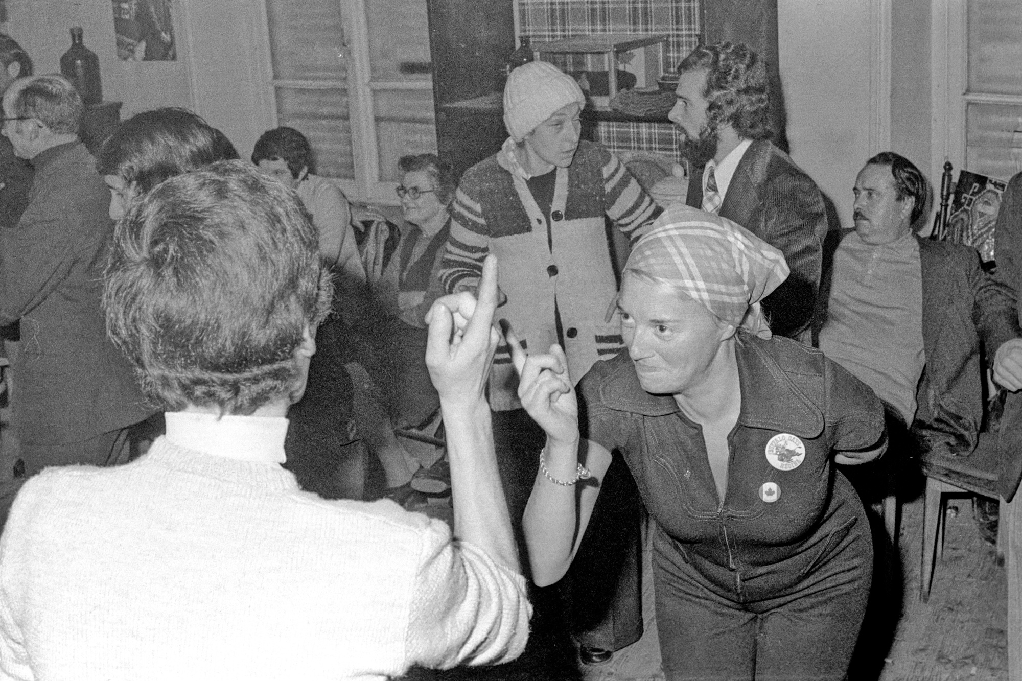 Groupe chant et danse folklorique à l'occasion du jumelage des Martres-de-de-Veyre avec la ville canadienne de Wynyard, décembre 1972