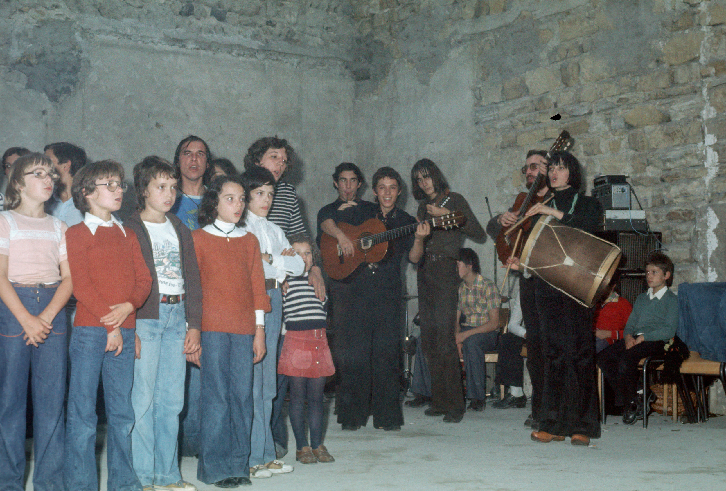 Fête avec les Magayants. Les Martres-de-Veyre. Septembre 1976