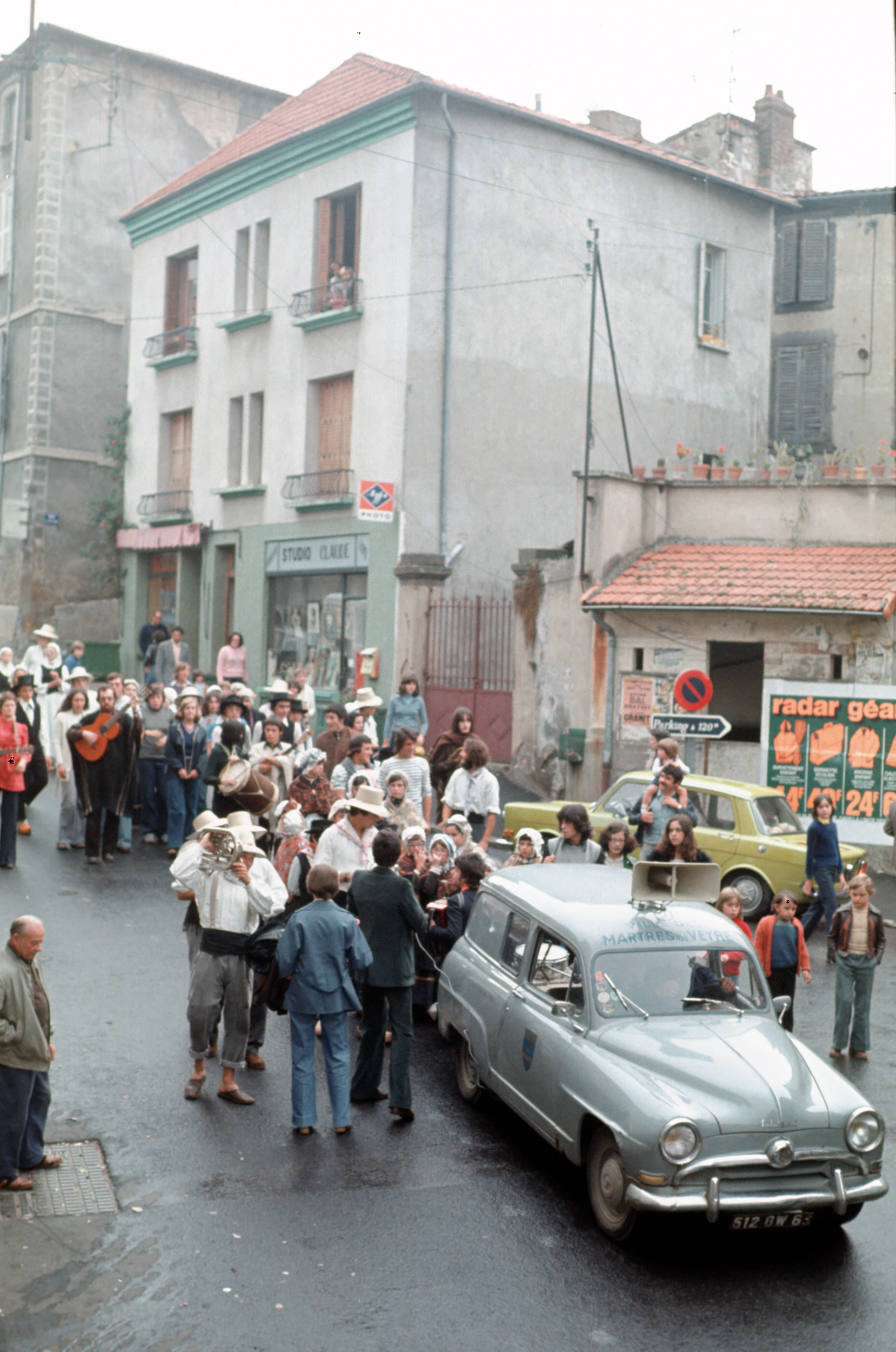 Fête avec les Magayants. Les Martres-de-Veyre. Septembre 1976