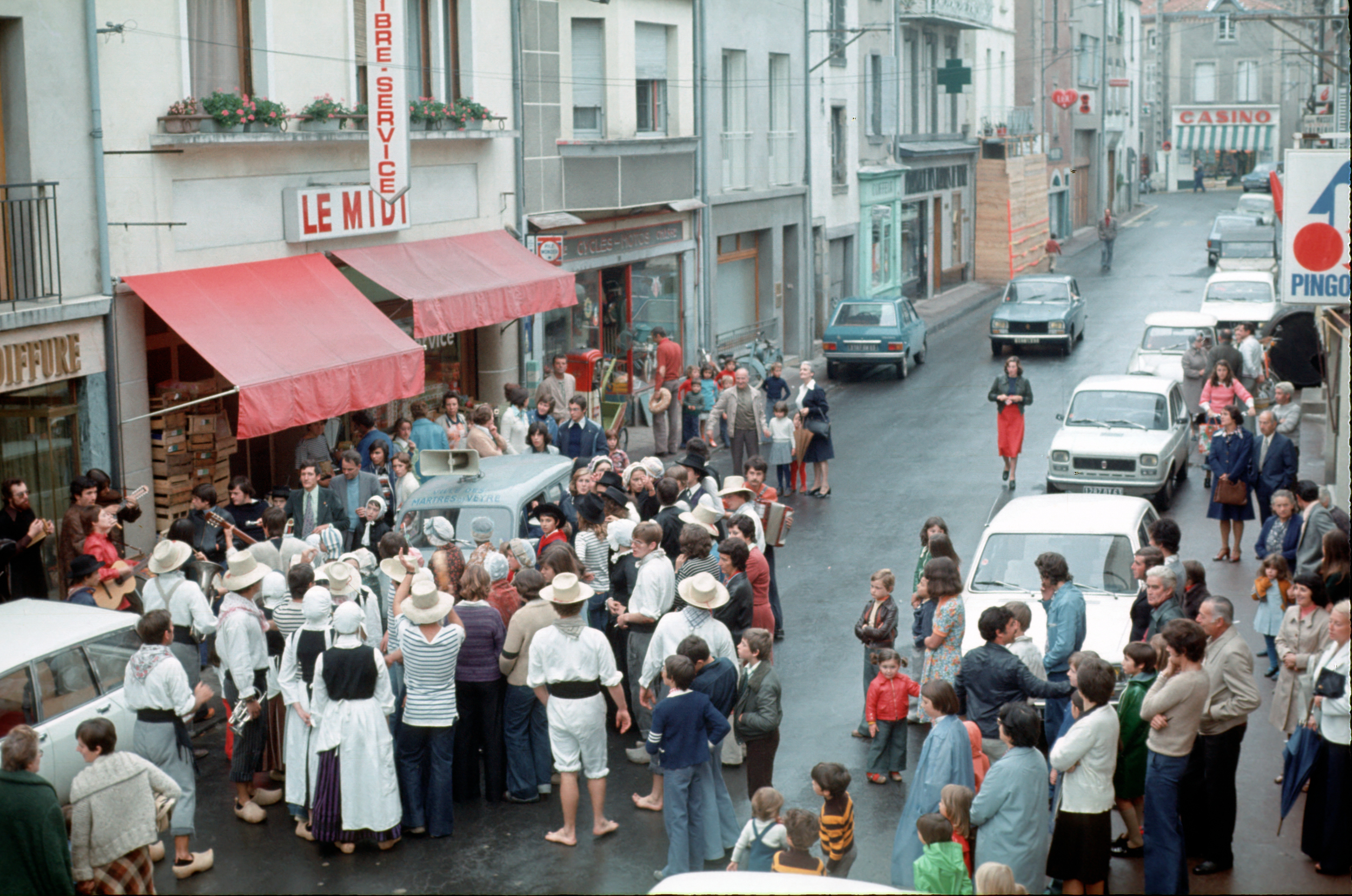Fête avec les Magayants. Les Martres-de-Veyre. Septembre 1976