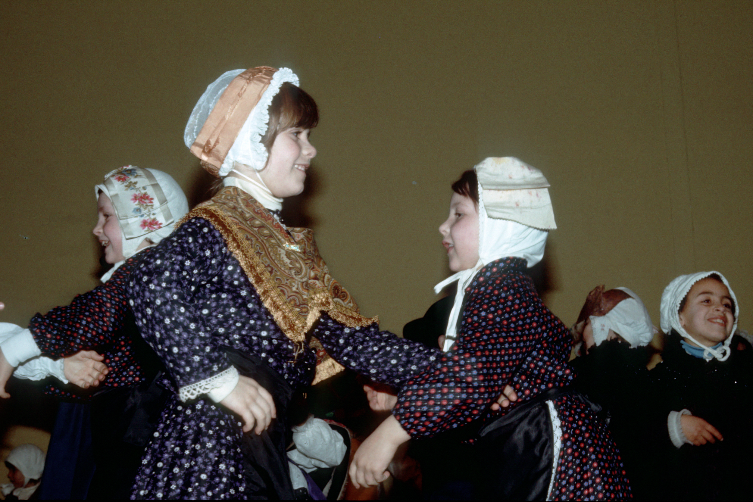 Chantou, goûter des personnes agées, salle des Fêtes, janvier 1978