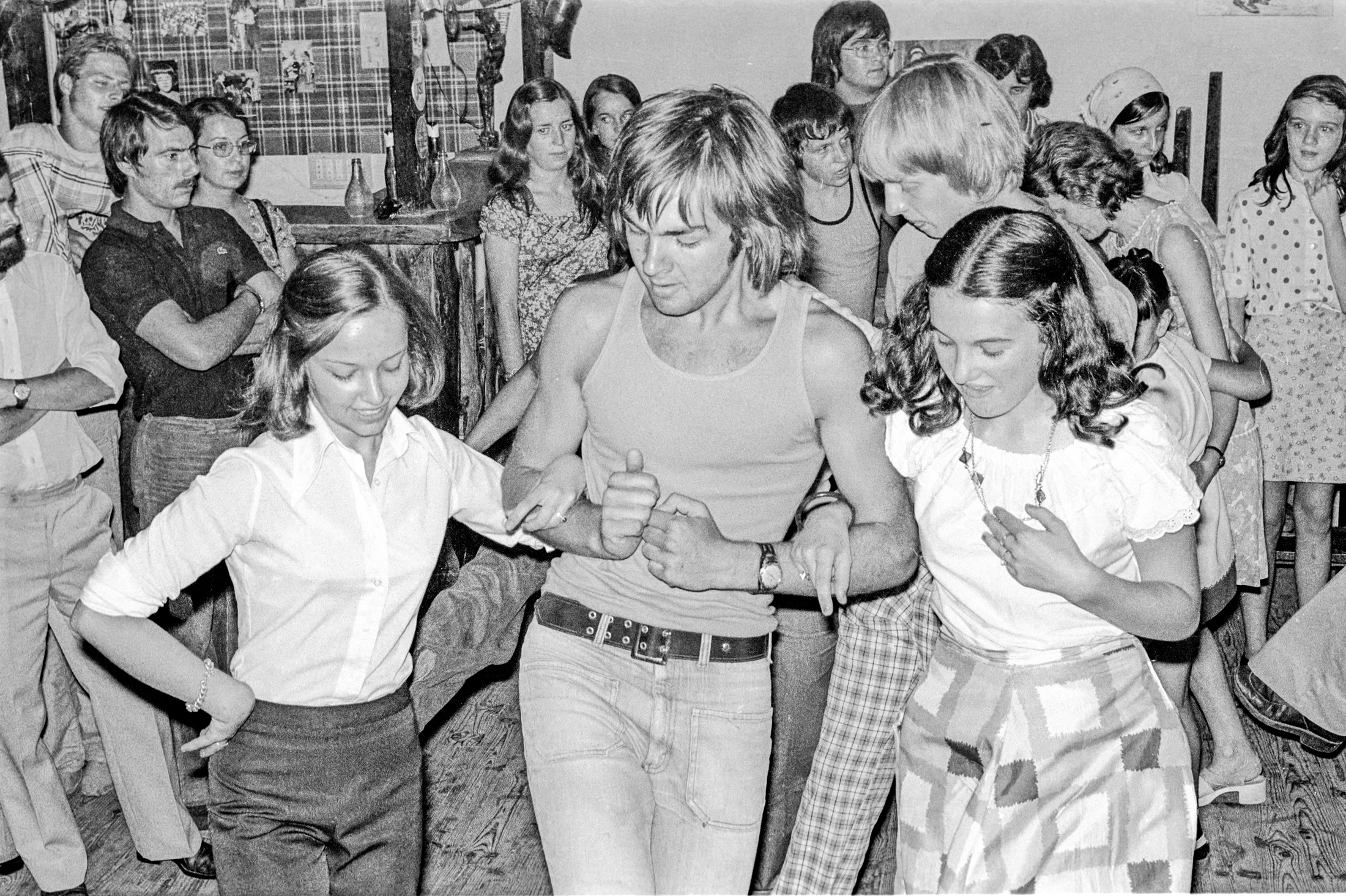 Accueil d'une délégation de jeunes canadiens suite au jumelage des Martres-de-de-Veyre et de Wynyard, aôut 1973